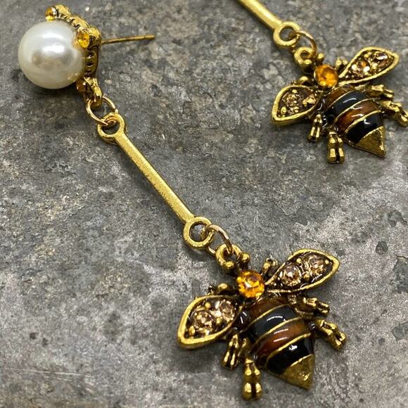 NEW Bee’s Day Off Dangle Earrings - Picture 6 of 15
